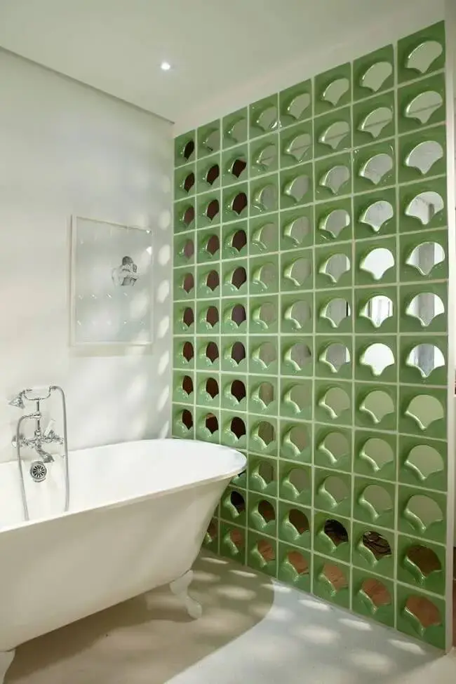 Banheiro clean com parede de coogó verde