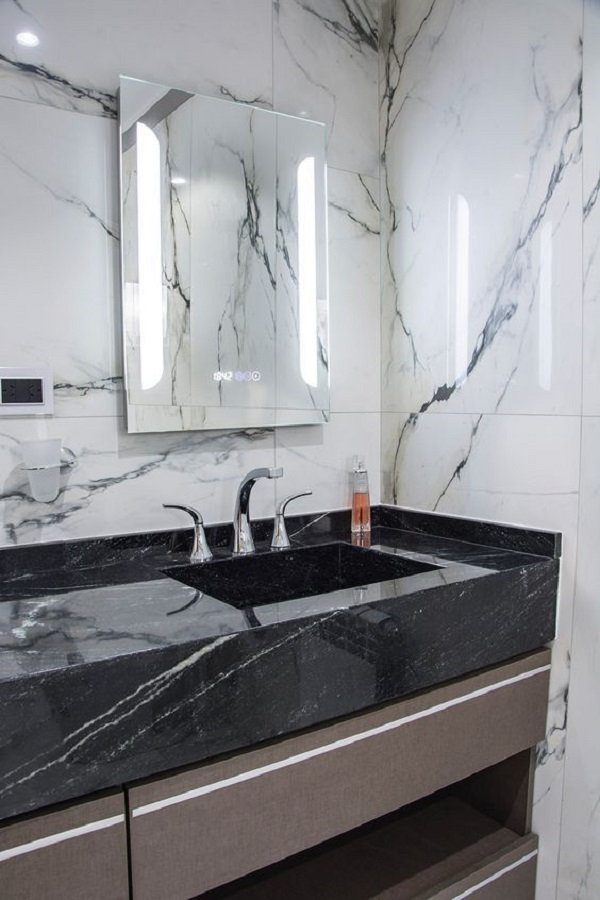 Banheiro com bancada de granito via lactea preta e branco