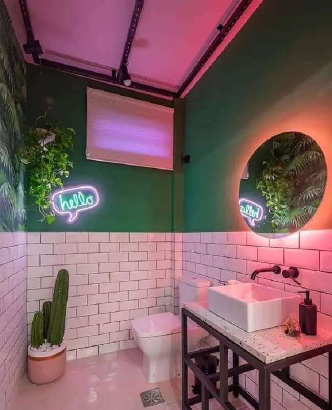 Banheiro com vaso de plantas e letreiro neon