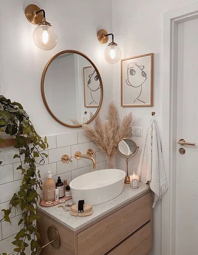 Banheiro decorado com vaso com capim dos pampas