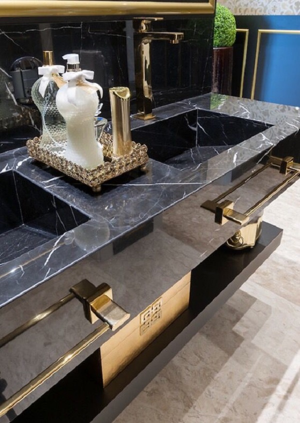 Banheiro luxuoso com revestimento de granito via lactea preta