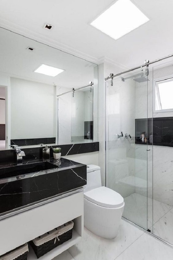 Banheiro preto e branco com bancada de granito via lactea