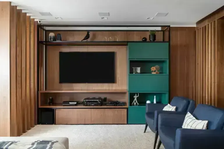 Painel para tv planejado com acabamento em madeira e verde. Foto: Evelyn Müller