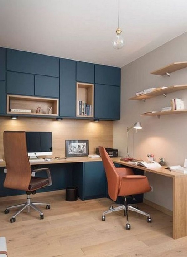 Cadeira de escritório de madeira e detalhes em azul
