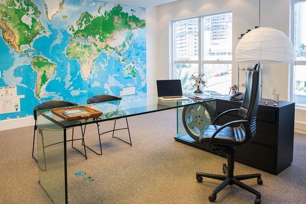 Cadeira ergonômica preta com mesa de vidro para escritório
