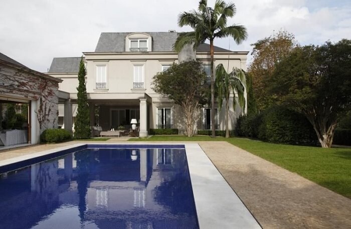 Casa com piscina retangular grande