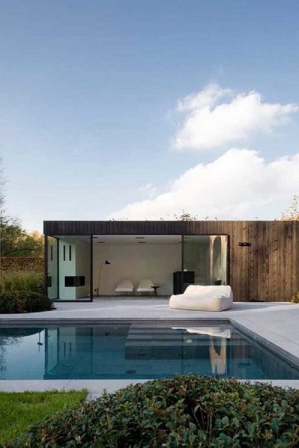 Casa moderna com edícula e piscina de cerâmica