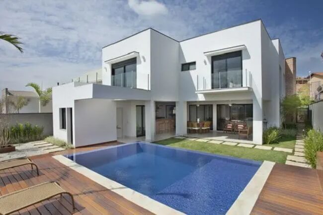 Casa moderna com piscina retangular