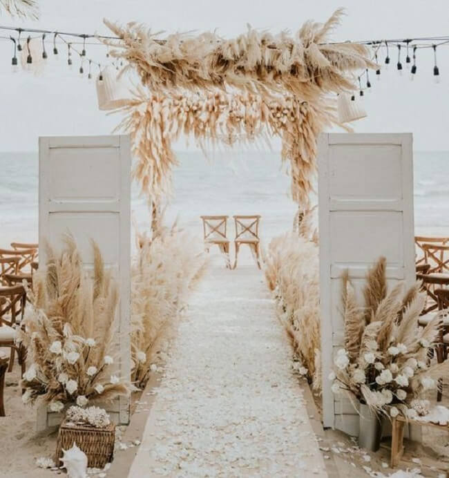 Casamento na praia decorado com capim dos pampas