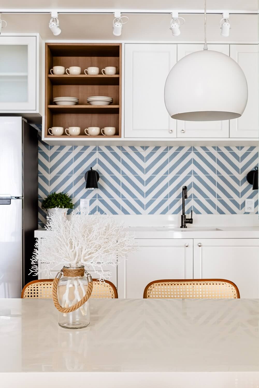 Cerâmicas em tom azul claro decoram a parede da cozinha