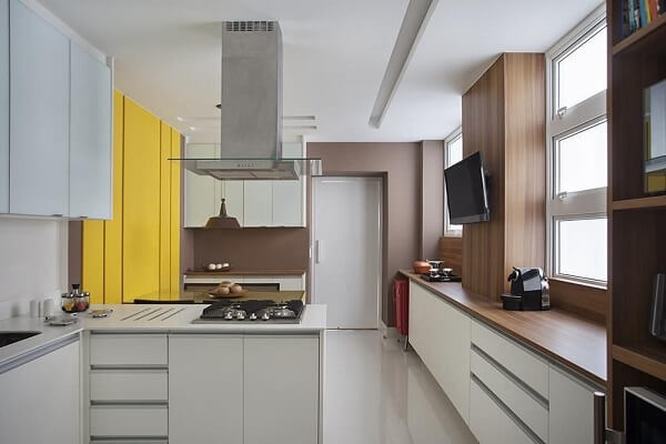 Cozinha clean branca e amarela