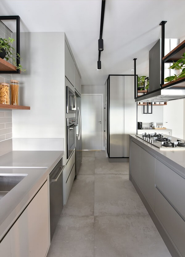 Cozinha clean com armário cinza moderna