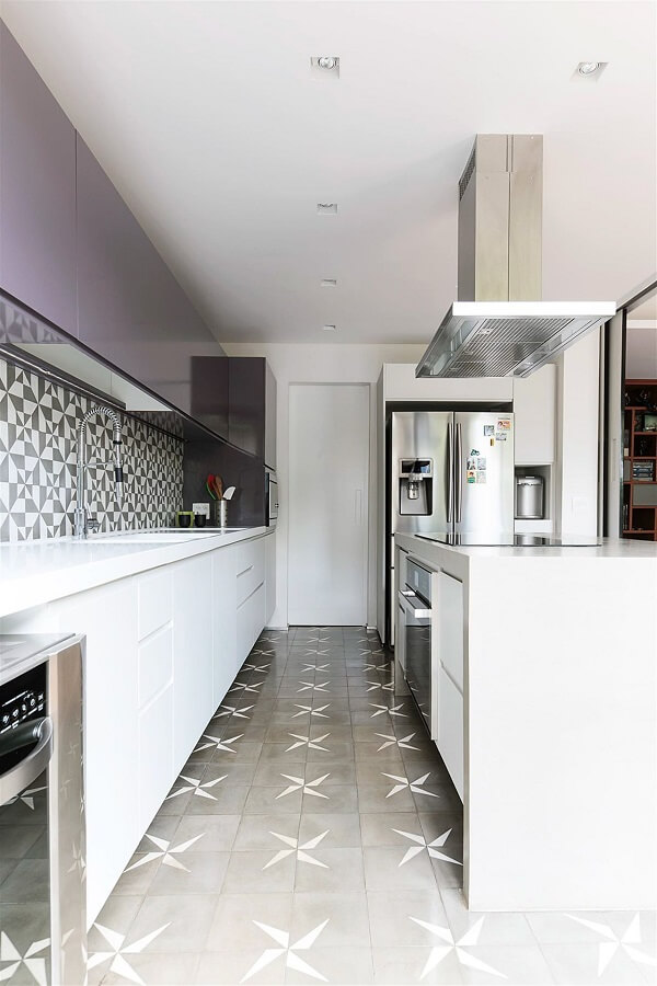 Cozinha clean com armário suspenso lilás e armário branco
