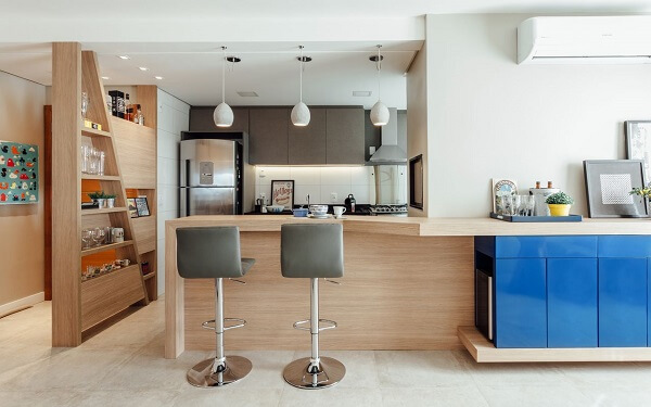 Cozinha clean com cadeira alta para bancada na cor cinza e buffet azul