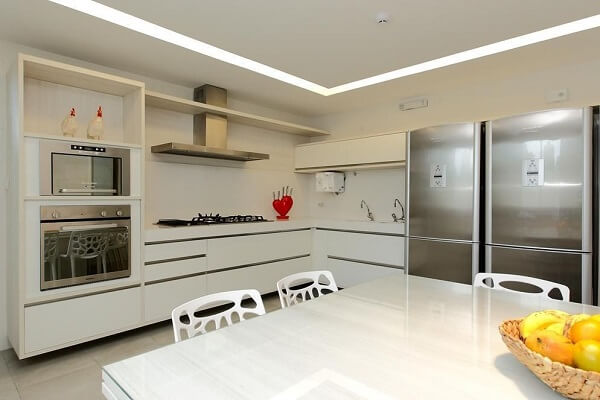 Cozinha clean com cooktop e armários modernos