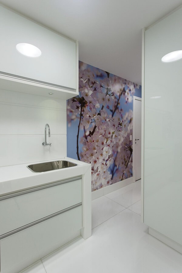 Cozinha clean com papel de parede de flor de cerejeira