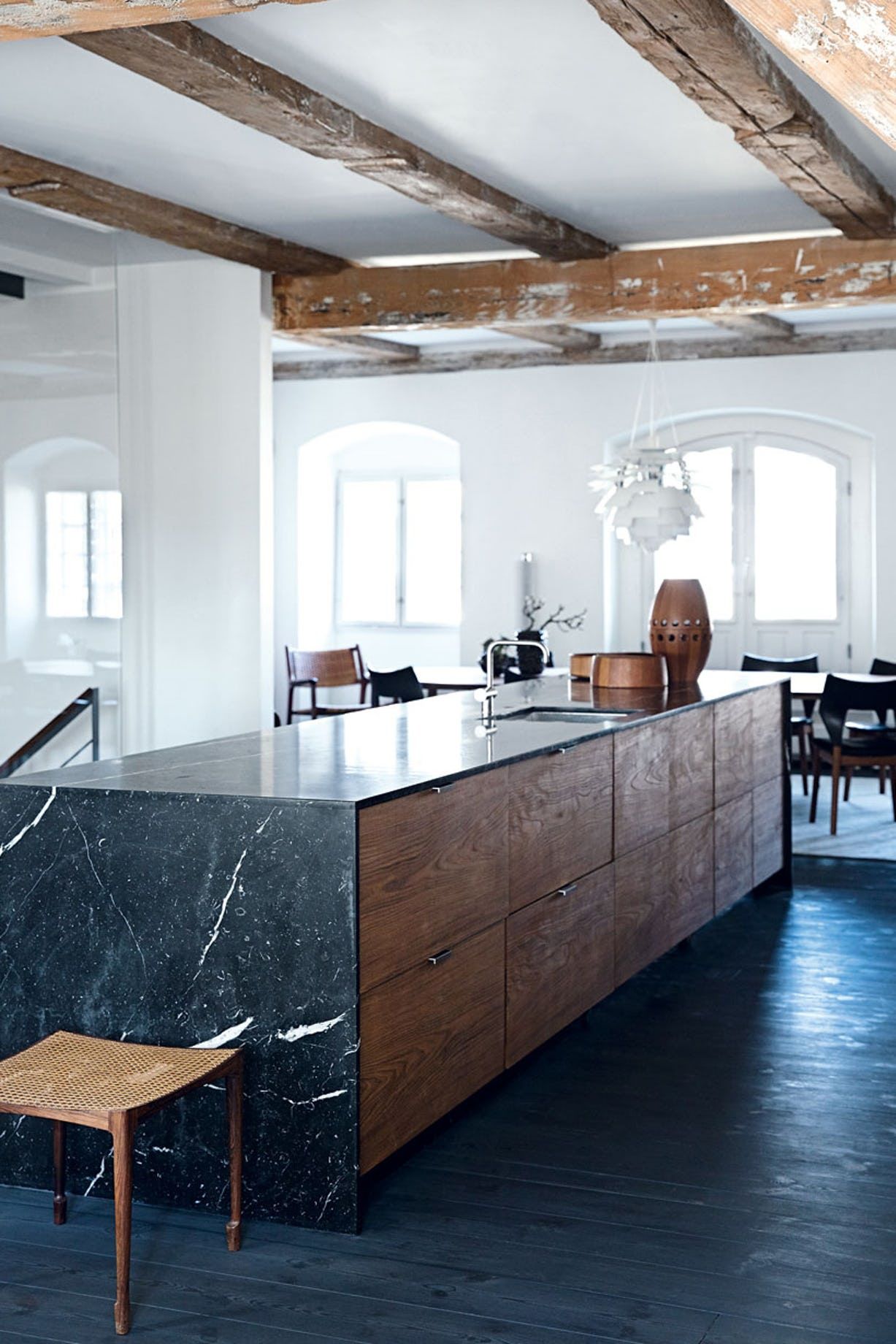 Cozinha moderna com bancada de granito via lactea 