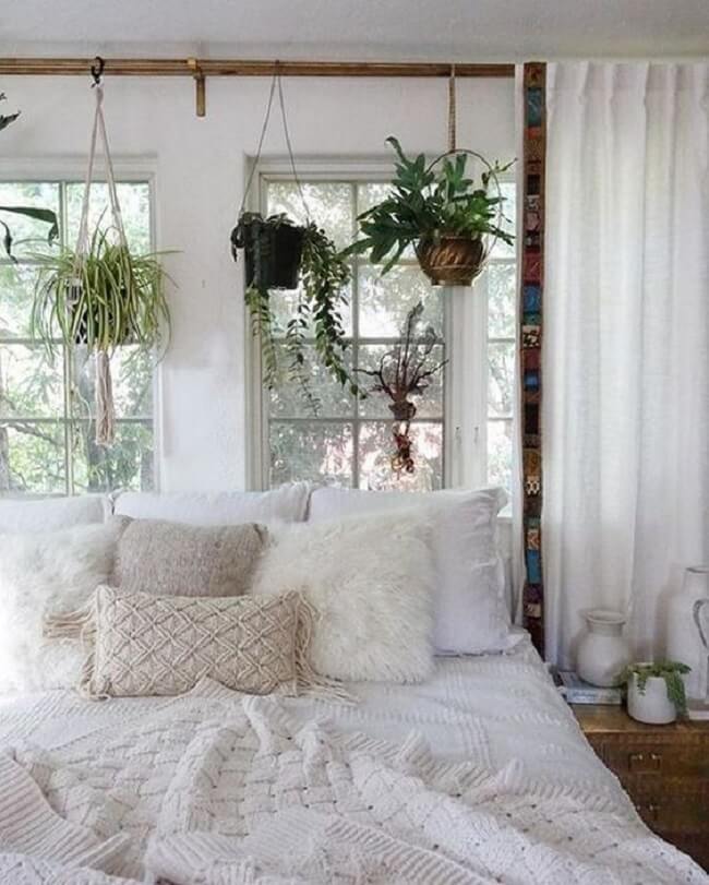 Cultive um jardim suspenso sobre a cama embaixo da janela