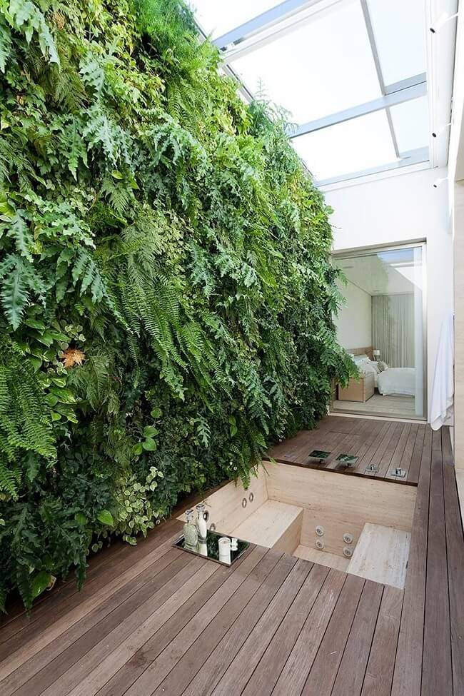 Deck de madeira e parede de plantas