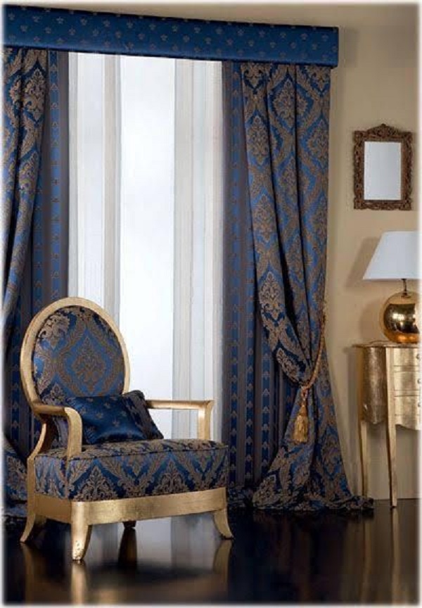 Decoração clássica com cortina azul