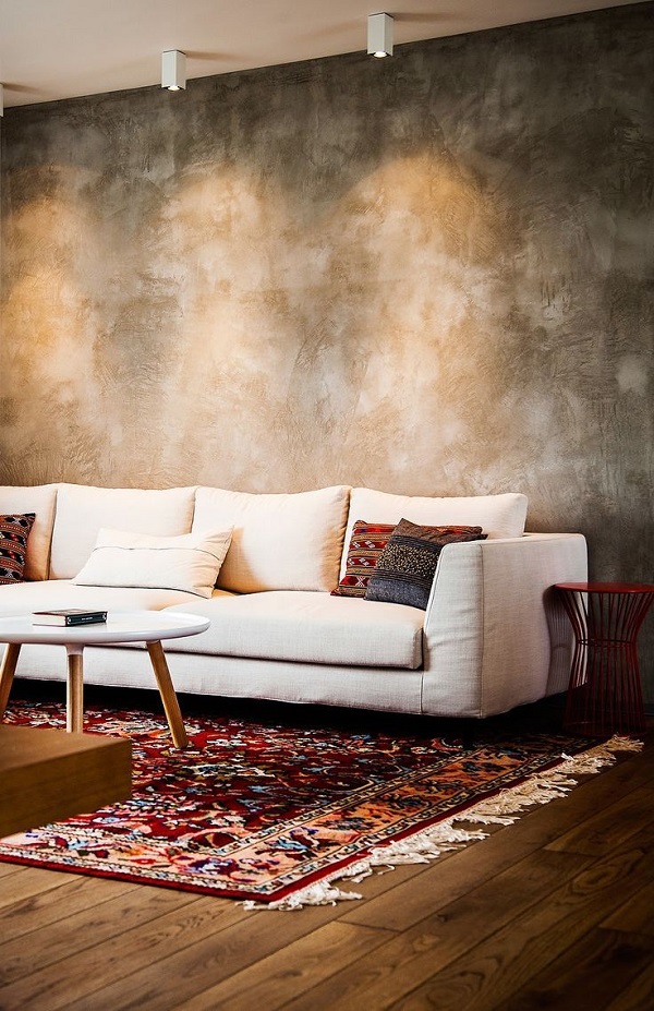 Decoração com marmorato na parede e sofá bege