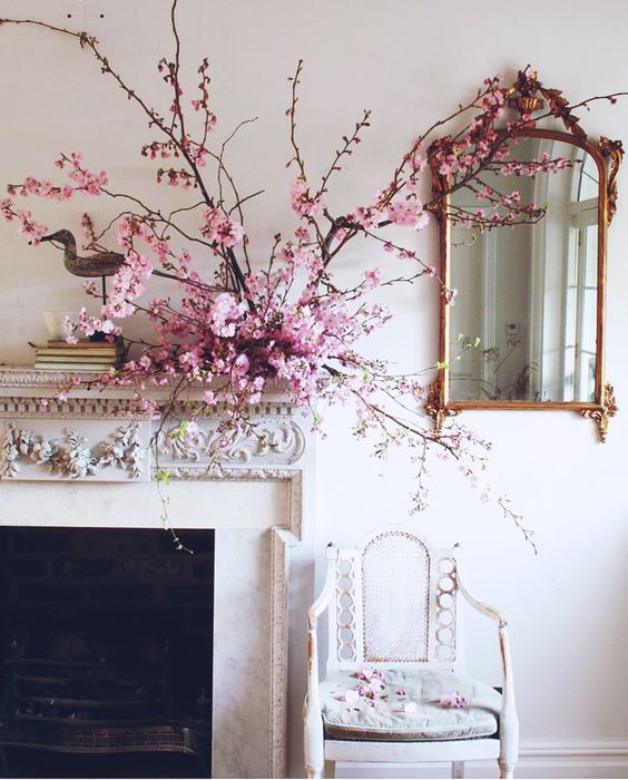 Flor de cerejeira cor de rosa na decoração de casa