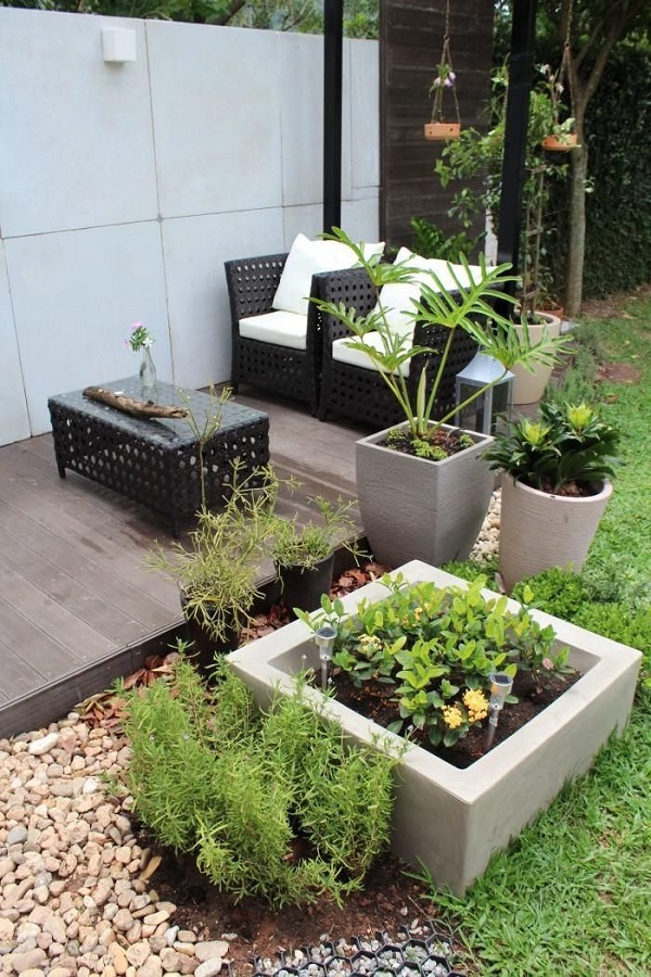 Folhagem para jardim no quintal com bancos e poltronas confortáveis