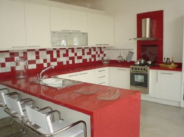 Granito vermelho estelar na cozinha branca