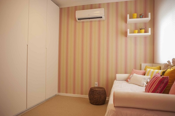 Ideias para parede de quarto solteiro com papel de parede rosa e amarelo