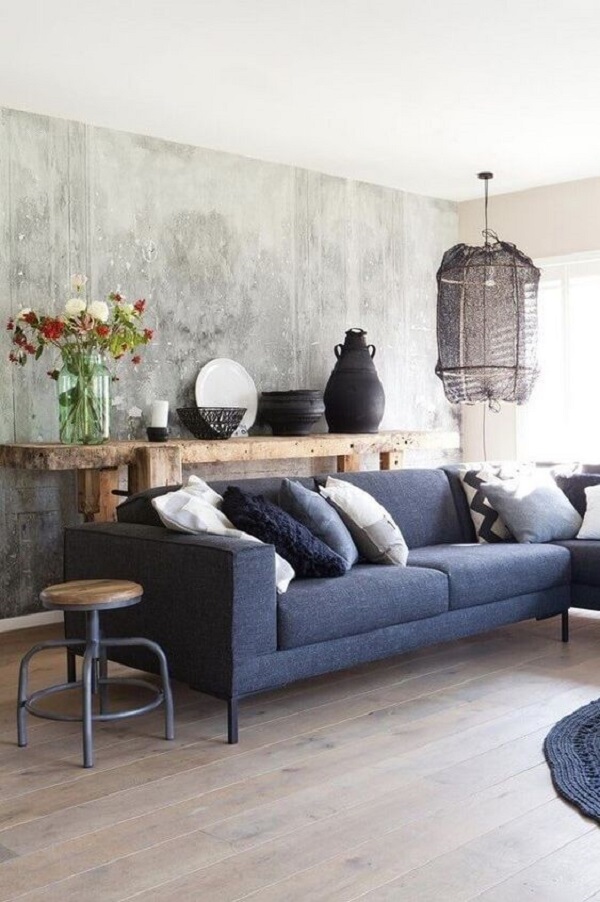 Marmorato na parede cinza e sofá azul