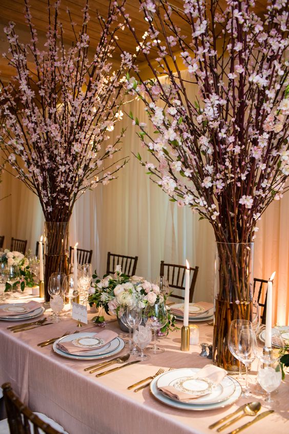 Mesa de jantar decorada com flor de cerejeira