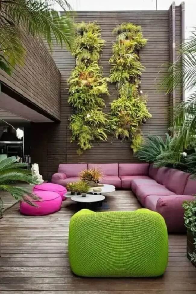 Mobiliário colorido e parede de plantas naturais