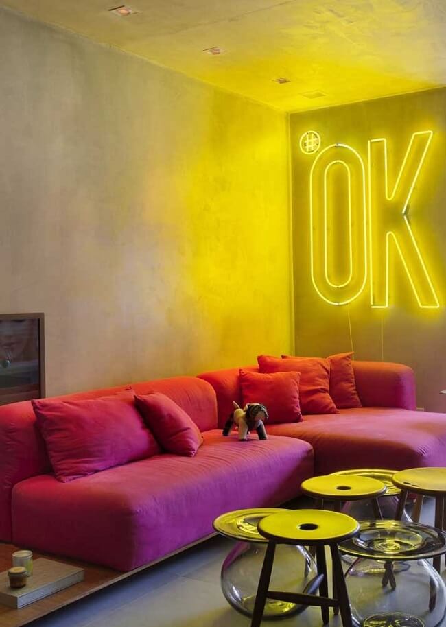 O letreiro neon e o grande destaque da sala de estar