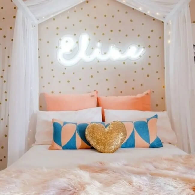 O letreiro neon personalizado traz vida para a cabeceira da cama