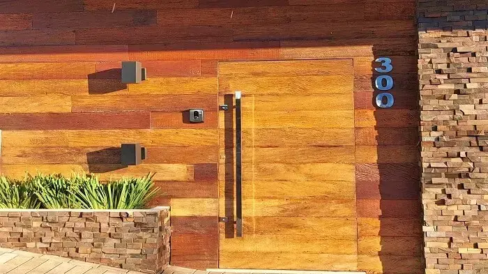 Porta de madeira de demolição fabricada com Peroba Rosa em painel de madeira maciça da mesma espécie