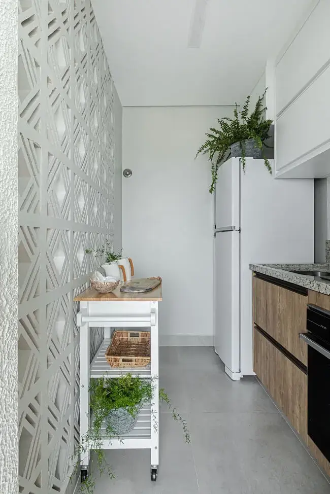 Projeto clean com parede de cobogó na cozinha