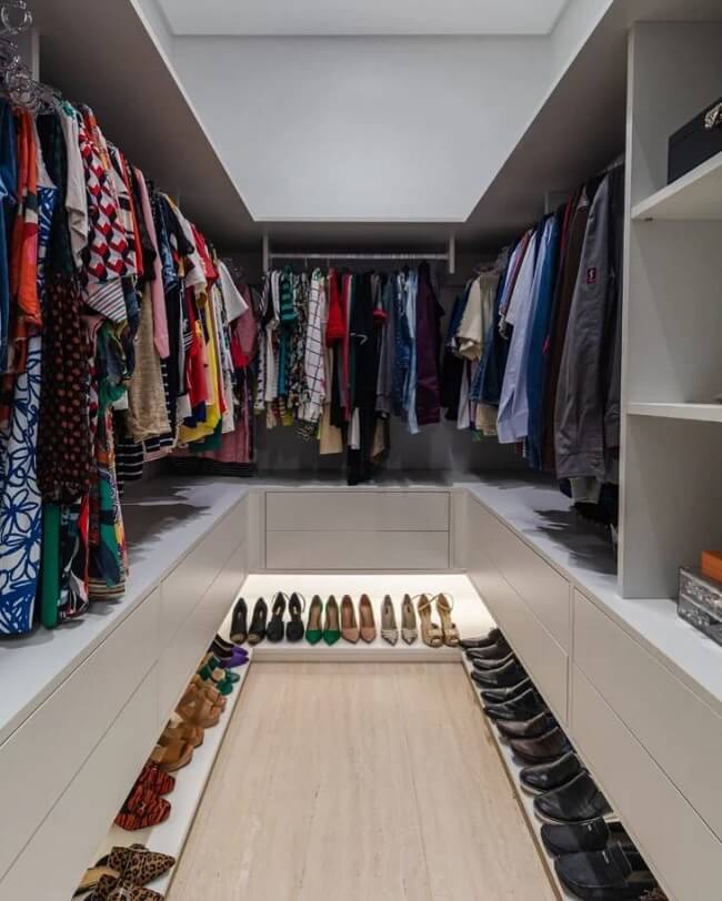 Projeto de closet em u ajuda na organização de roupas e sapatos