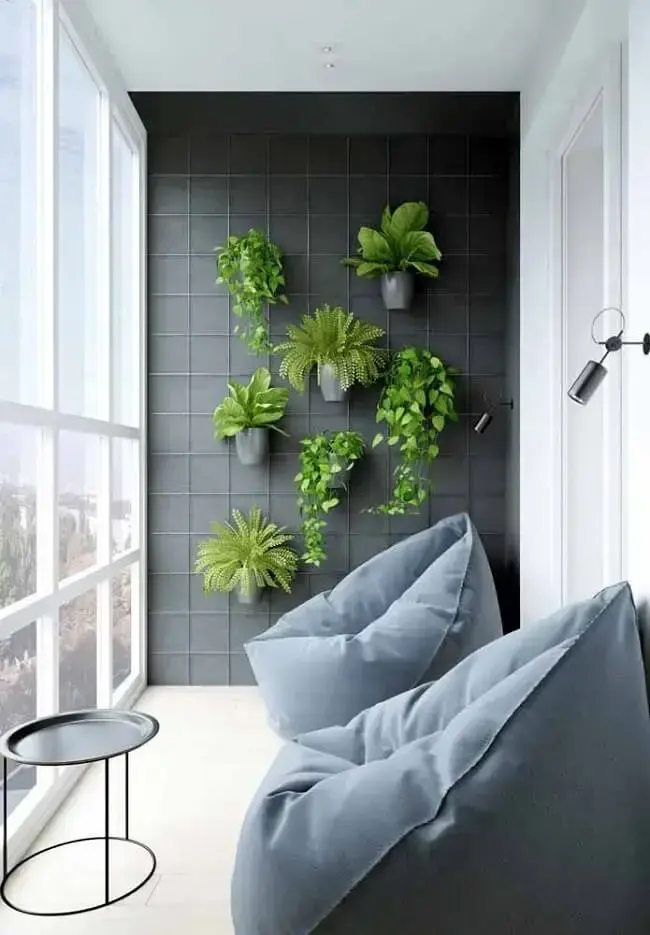 Puff gigante e vasos de parede para plantas para a varanda