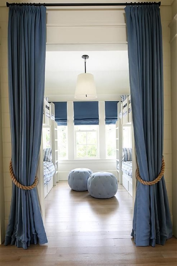 Quarto com cortina azul para dividir ambientes 