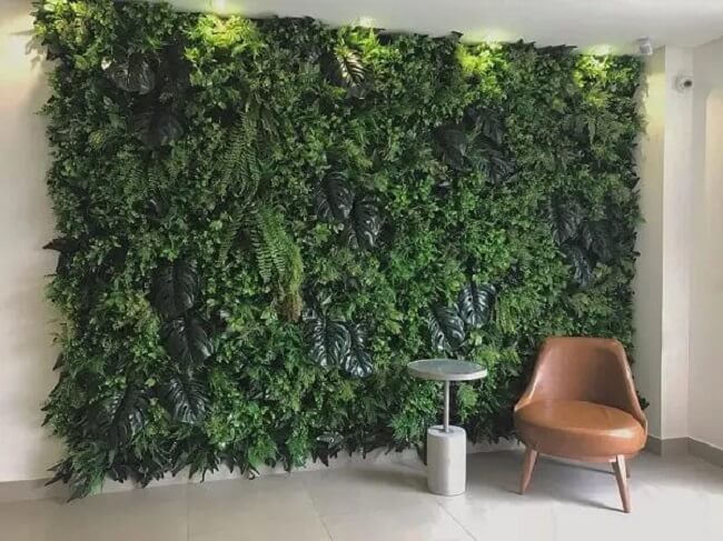 Reserve um espaço especial para montar uma linda parede de planta artificial