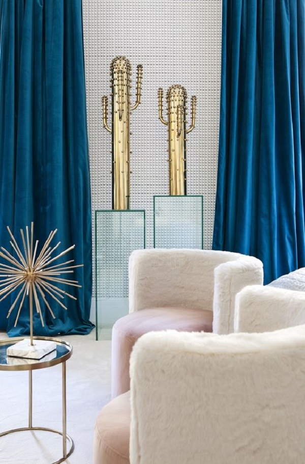 Sala com cortina azul e móveis brancos