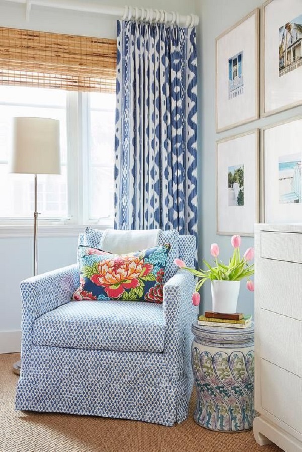 Sala com cortina azul e móveis brancos
