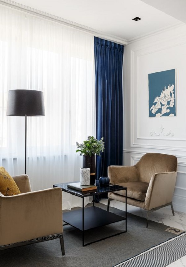 Sala de estar com cortina azul e branca