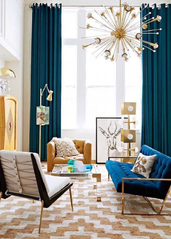 Sala de estar com cortina azul e sofás capitonê