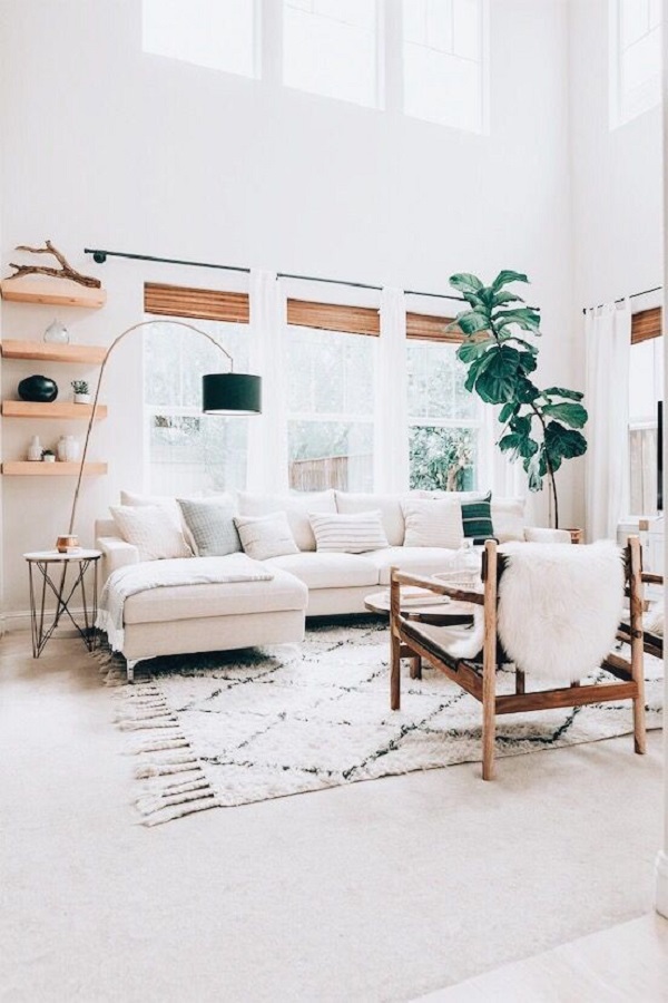 Sala de estar com decoração escandinava e enfeites de cores frias