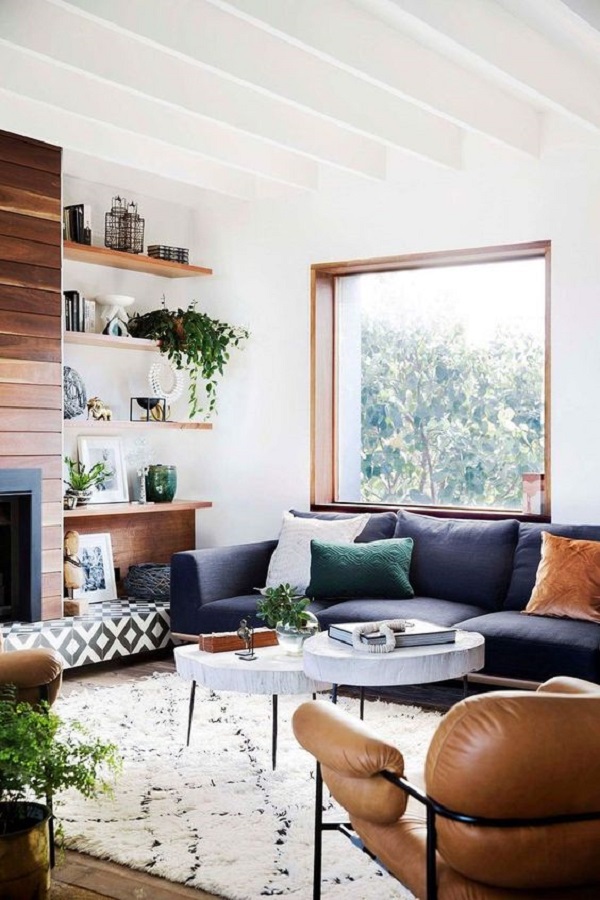 Sala de estar com sofa cor fria e decoração escandinava