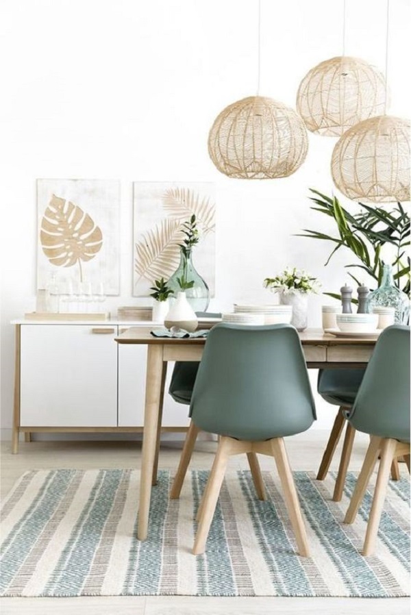 Sala de jantar com decoração escandinava e móveis de cores frias