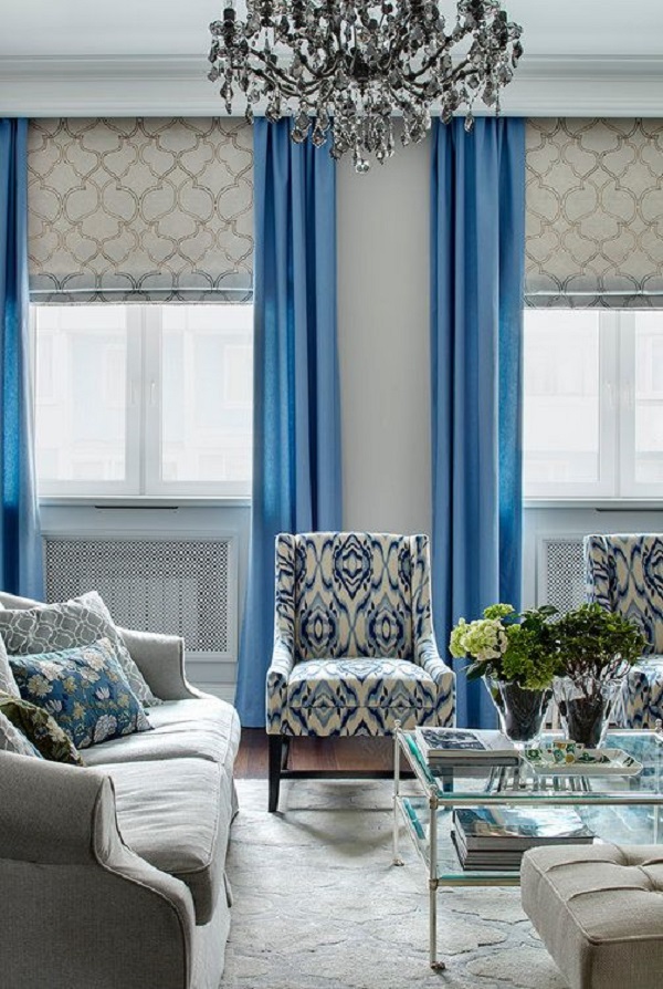 Sala moderna com cortina azul