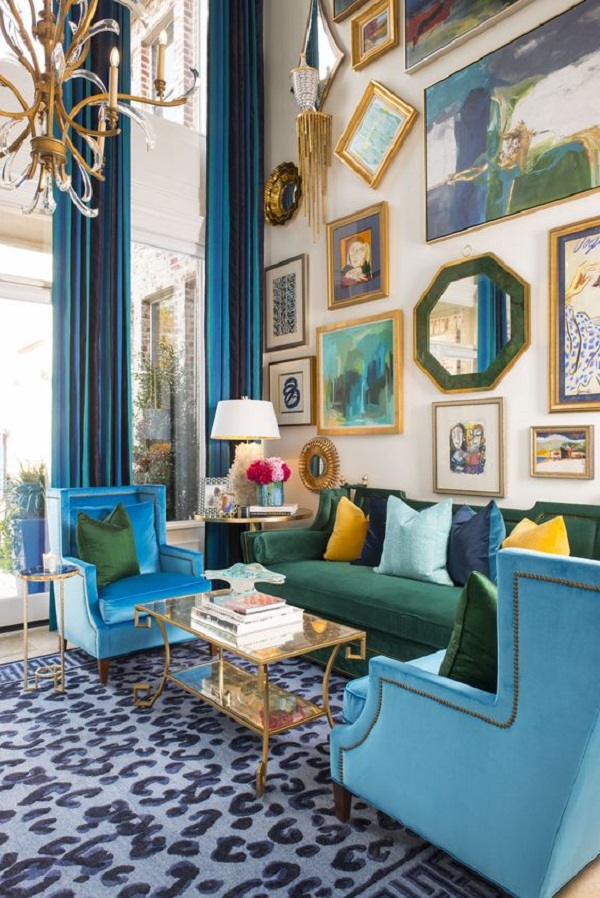 Sala moderna com cortina azul e sofá verde