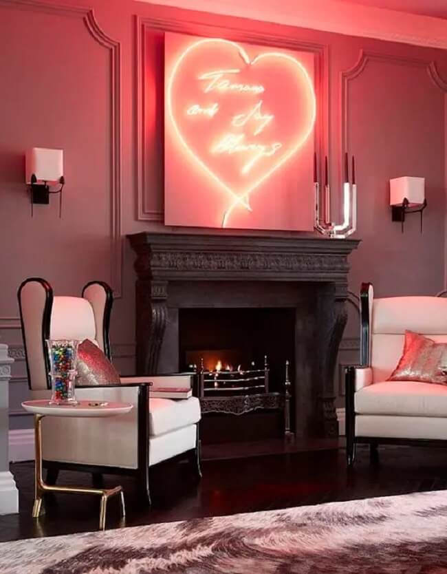 Traga todo o romantismo para a decoração com letreiro neon